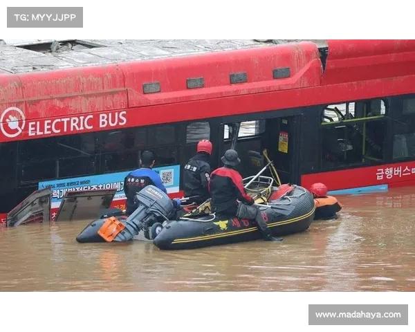暴雨冲垮南昌赛区接驳道路 球员推大巴救援感人瞬间引热议